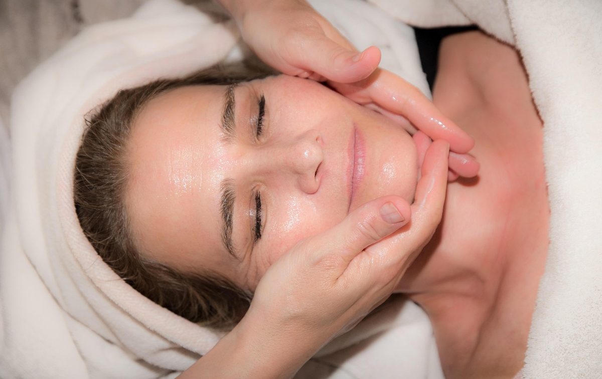 Hydrafacial Nedir? Klasik Cilt Bakımıyla Farkları Nelerdir?